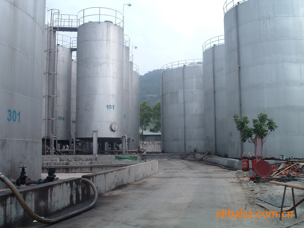 Upright carbon steel oil storage tank